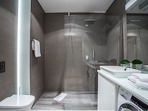 MIESZKANIE W BIELI - Mała na poddaszu bez okna z pralką / suszarką łazienka, styl nowoczesny - zdjęcie od VIVINO Studio