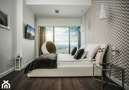 APARTAMENT Z WANNĄ PRZY OKNIE - Duża biała sypialnia z balkonem / tarasem, styl nowoczesny - zdjęcie od VIVINO Studio