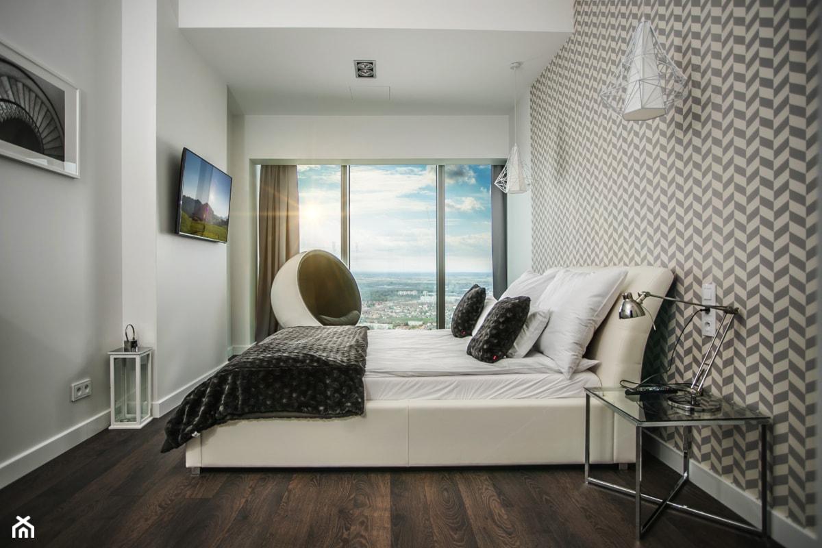 APARTAMENT Z WANNĄ PRZY OKNIE - Duża biała sypialnia z balkonem / tarasem, styl nowoczesny - zdjęcie od VIVINO Studio - Homebook