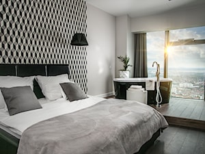 APARTAMENT Z WANNĄ PRZY OKNIE - Duża szara sypialnia z łazienką, styl nowoczesny - zdjęcie od VIVINO Studio