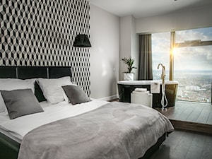 APARTAMENT Z WANNĄ PRZY OKNIE - Duża szara sypialnia z łazienką, styl nowoczesny - zdjęcie od VIVINO Studio