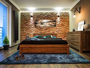 Męskie wnętrze - magazyn wspomnień - Średnia brązowa szara sypialnia z balkonem / tarasem - zdjęcie od idsgn paulina olbrychowska