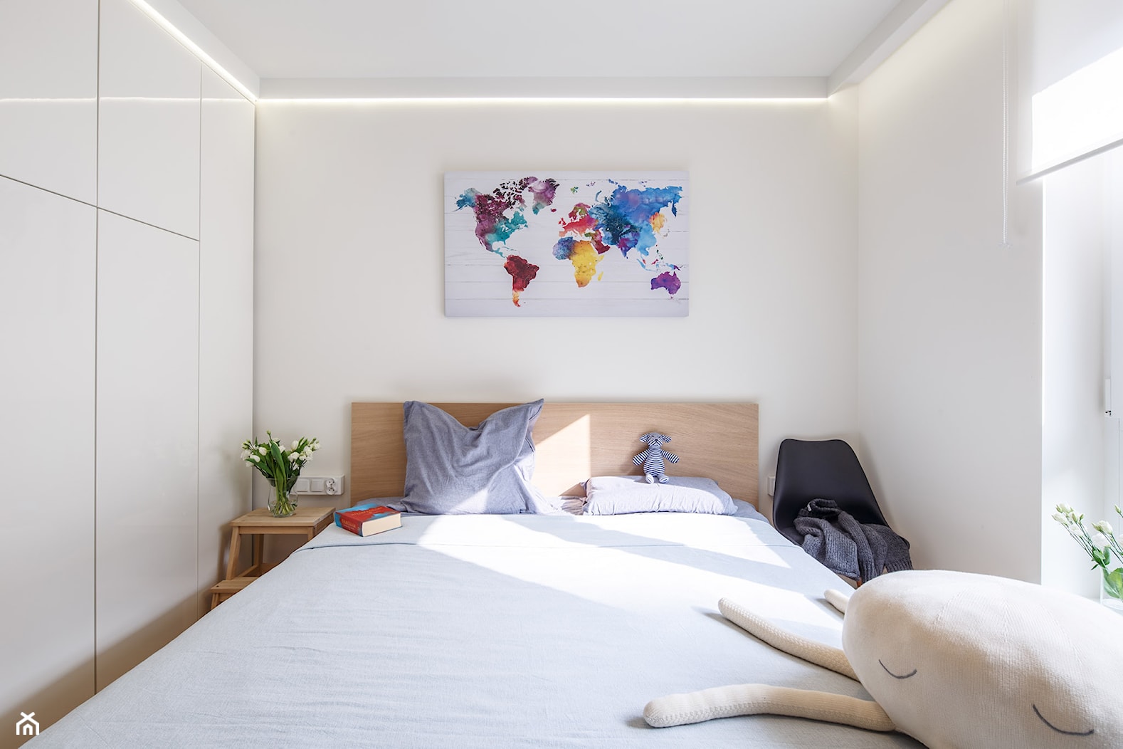 Mieszkanie 42m2 - Mała biała sypialnia, styl nowoczesny - zdjęcie od idsgn paulina olbrychowska - Homebook