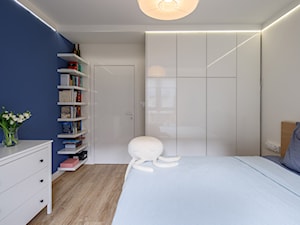 Mieszkanie 42m2 - Średnia biała niebieska sypialnia, styl nowoczesny - zdjęcie od idsgn paulina olbrychowska