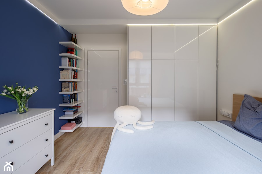 Mieszkanie 42m2 - Średnia biała niebieska sypialnia, styl nowoczesny - zdjęcie od idsgn paulina olbrychowska