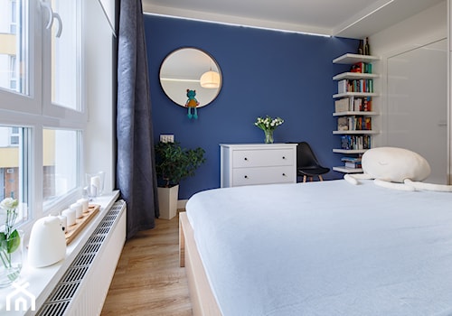 Mieszkanie 42m2 - Mała biała niebieska sypialnia, styl nowoczesny - zdjęcie od idsgn paulina olbrychowska