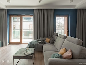ŻOLIBORZ - realizacja - Średni niebieski salon z tarasem / balkonem, styl nowoczesny - zdjęcie od INVENTIVE studio