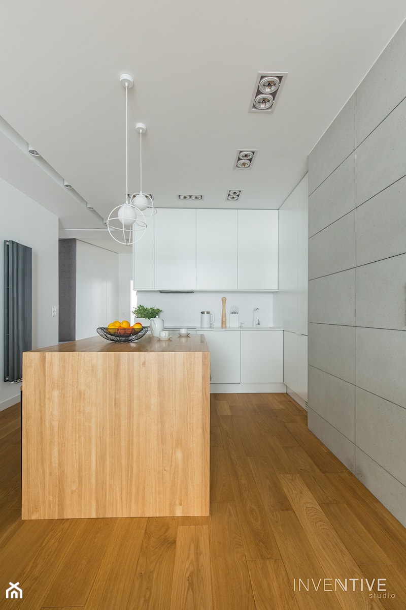 WILANÓW - realizacja - Mała otwarta z salonem biała szara z zabudowaną lodówką z podblatowym zlewozmywakiem kuchnia jednorzędowa z wyspą lub półwyspem, styl minimalistyczny - zdjęcie od INVENTIVE studio