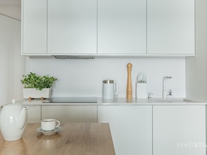WILANÓW - realizacja - Mała biała z zabudowaną lodówką z podblatowym zlewozmywakiem kuchnia w kształcie litery l, styl minimalistyczny - zdjęcie od INVENTIVE studio