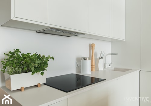 WILANÓW - realizacja - Mała otwarta z kamiennym blatem biała z zabudowaną lodówką z podblatowym zlewozmywakiem kuchnia w kształcie litery l, styl minimalistyczny - zdjęcie od INVENTIVE studio