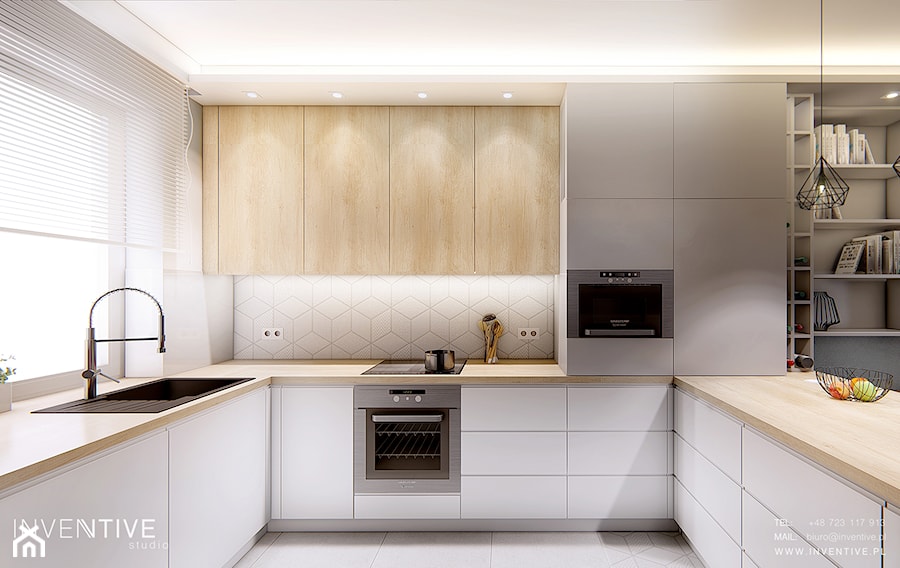 DOM BIAŁOŁĘKA - Średnia otwarta szara z zabudowaną lodówką z nablatowym zlewozmywakiem kuchnia w kształcie litery u z oknem, styl nowoczesny - zdjęcie od INVENTIVE studio