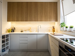 NATURALNIE NOWOCZEŚNIE - Mała zamknięta biała z zabudowaną lodówką z nablatowym zlewozmywakiem kuchnia w kształcie litery u z oknem, styl skandynawski - zdjęcie od INVENTIVE studio