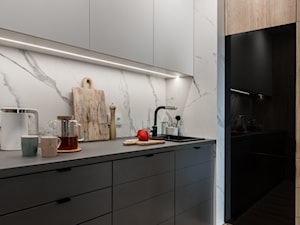 ŻOLIBORZ - realizacja - Średnia zamknięta biała z zabudowaną lodówką z nablatowym zlewozmywakiem kuchnia jednorzędowa, styl nowoczesny - zdjęcie od INVENTIVE studio