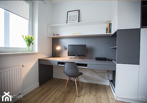 NATURALNIE NOWOCZEŚNIE - Małe w osobnym pomieszczeniu z zabudowanym biurkiem białe szare biuro, sty ... - zdjęcie od INVENTIVE studio