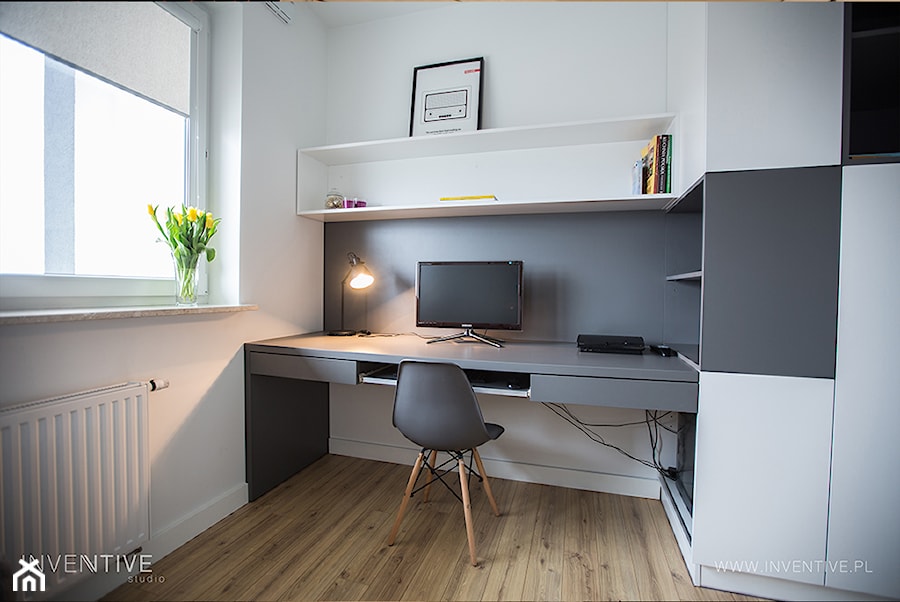 NATURALNIE NOWOCZEŚNIE - Małe w osobnym pomieszczeniu z zabudowanym biurkiem białe szare biuro, styl skandynawski - zdjęcie od INVENTIVE studio