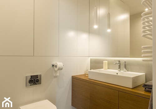 WILANÓW - realizacja - Mała bez okna z lustrem z punktowym oświetleniem łazienka, styl minimalistyczny - zdjęcie od INVENTIVE studio