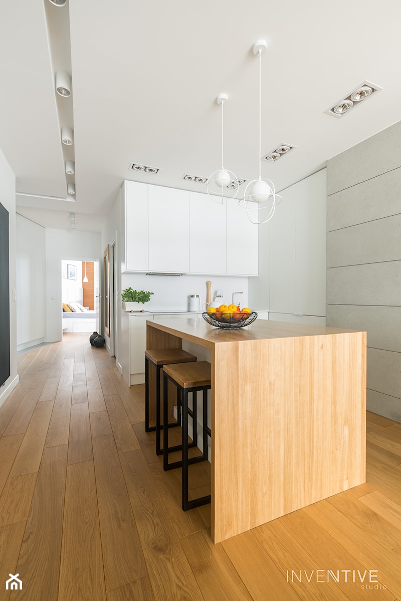 WILANÓW - realizacja - Średnia otwarta biała szara z zabudowaną lodówką z nablatowym zlewozmywakiem kuchnia w kształcie litery l z wyspą lub półwyspem, styl minimalistyczny - zdjęcie od INVENTIVE studio