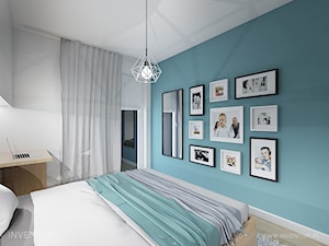 KONTRASTY - Średnia biała niebieska z biurkiem sypialnia z balkonem / tarasem, styl nowoczesny - zdjęcie od INVENTIVE studio