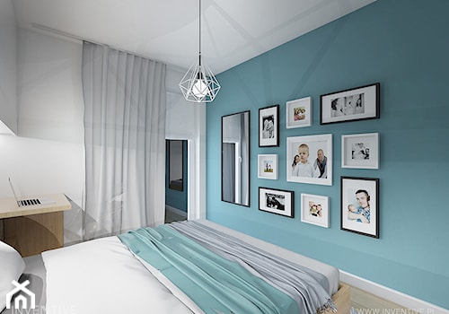 KONTRASTY - Średnia biała niebieska z biurkiem sypialnia z balkonem / tarasem, styl nowoczesny - zdjęcie od INVENTIVE studio