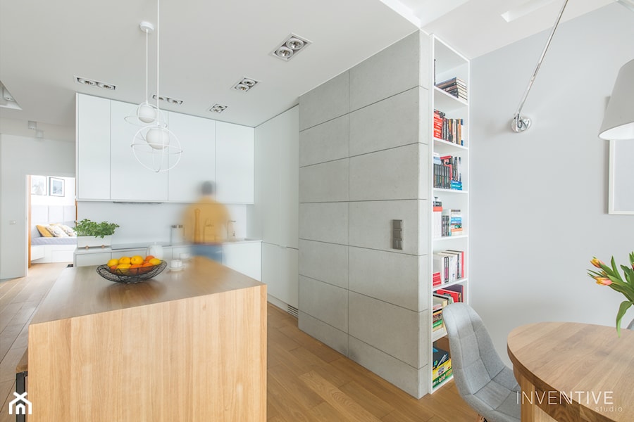 WILANÓW - realizacja - Średnia otwarta z salonem biała szara z zabudowaną lodówką z podblatowym zlewozmywakiem kuchnia jednorzędowa z wyspą lub półwyspem, styl minimalistyczny - zdjęcie od INVENTIVE studio