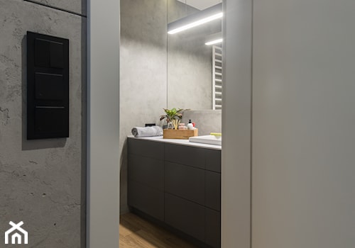 ŻOLIBORZ - realizacja - Mała bez okna z lustrem z punktowym oświetleniem łazienka, styl nowoczesny - zdjęcie od INVENTIVE studio