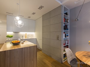 WILANÓW - realizacja - Mała otwarta z salonem biała szara z zabudowaną lodówką z podblatowym zlewozmywakiem kuchnia jednorzędowa z wyspą lub półwyspem, styl minimalistyczny - zdjęcie od INVENTIVE studio