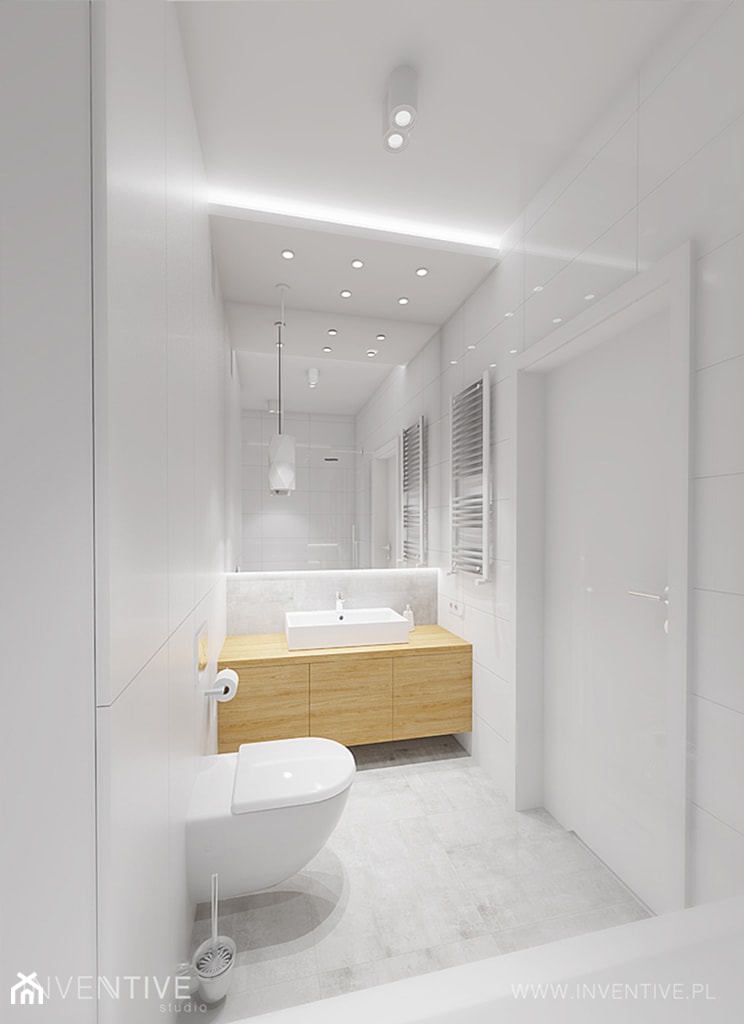 PRZYTULNY MINIMALIZM - Mała na poddaszu bez okna z lustrem z punktowym oświetleniem łazienka, styl minimalistyczny - zdjęcie od INVENTIVE studio