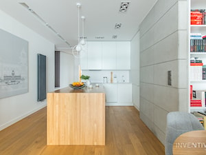WILANÓW - realizacja - Mała otwarta z salonem beżowa biała z zabudowaną lodówką kuchnia jednorzędowa z wyspą lub półwyspem, styl minimalistyczny - zdjęcie od INVENTIVE studio
