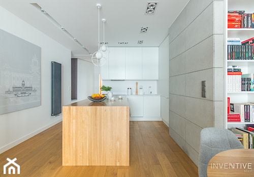 WILANÓW - realizacja - Mała otwarta z salonem beżowa biała z zabudowaną lodówką kuchnia jednorzędowa z wyspą lub półwyspem, styl minimalistyczny - zdjęcie od INVENTIVE studio