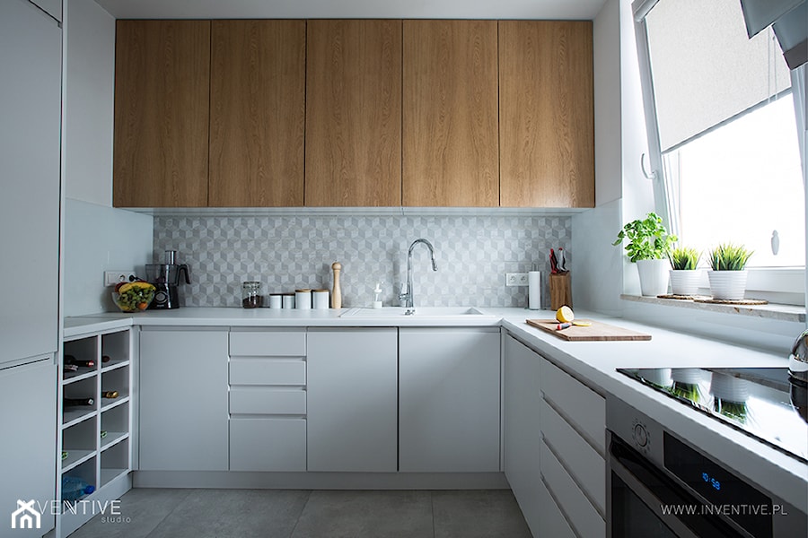 NATURALNIE NOWOCZEŚNIE - Mała zamknięta biała z zabudowaną lodówką z nablatowym zlewozmywakiem kuchnia w kształcie litery u z oknem, styl skandynawski - zdjęcie od INVENTIVE studio