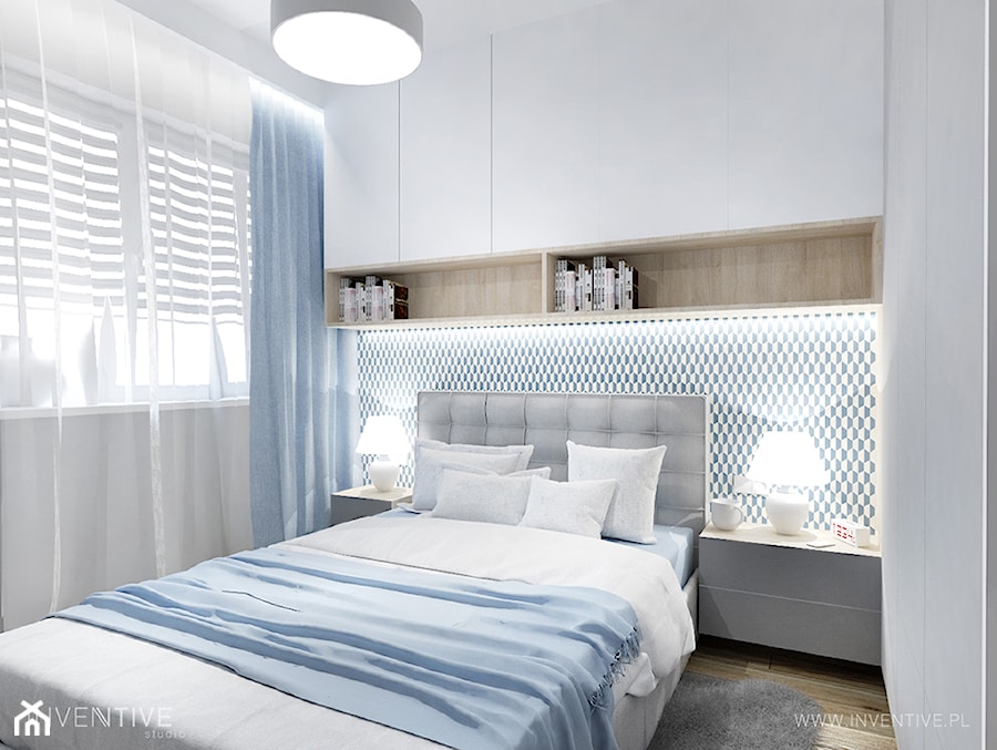 NIEBIESKA SZAROŚĆ - Mała biała szara sypialnia, styl nowoczesny - zdjęcie od INVENTIVE studio