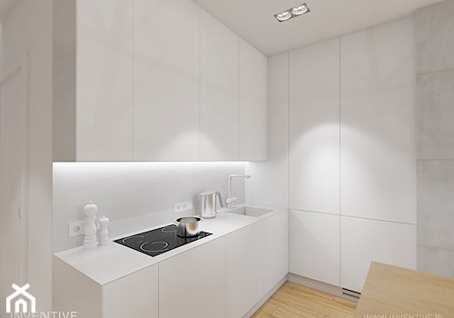 PRZYTULNY MINIMALIZM - Średnia zamknięta z kamiennym blatem szara z zabudowaną lodówką z podblatowym zlewozmywakiem kuchnia w kształcie litery l, styl minimalistyczny - zdjęcie od INVENTIVE studio