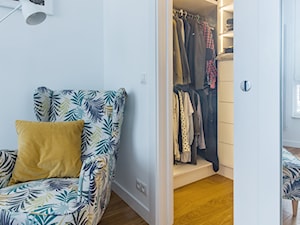 WILANÓW - realizacja - Mała biała sypialnia z garderobą, styl minimalistyczny - zdjęcie od INVENTIVE studio