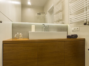 WILANÓW - realizacja - Mała bez okna z lustrem z punktowym oświetleniem łazienka, styl minimalistyczny - zdjęcie od INVENTIVE studio