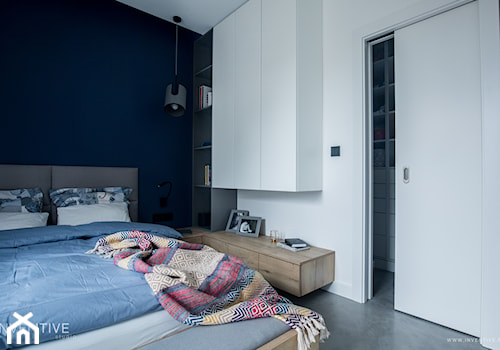 ŻOLIBORZ - realizacja - Średnia biała niebieska sypialnia z garderobą, styl nowoczesny - zdjęcie od INVENTIVE studio