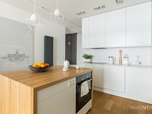 WILANÓW - realizacja - Średnia otwarta z kamiennym blatem biała z zabudowaną lodówką z podblatowym zlewozmywakiem kuchnia w kształcie litery l z wyspą lub półwyspem, styl minimalistyczny - zdjęcie od INVENTIVE studio