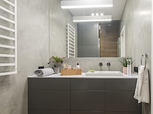ŻOLIBORZ - realizacja - Mała bez okna z lustrem z punktowym oświetleniem łazienka, styl nowoczesny - zdjęcie od INVENTIVE studio
