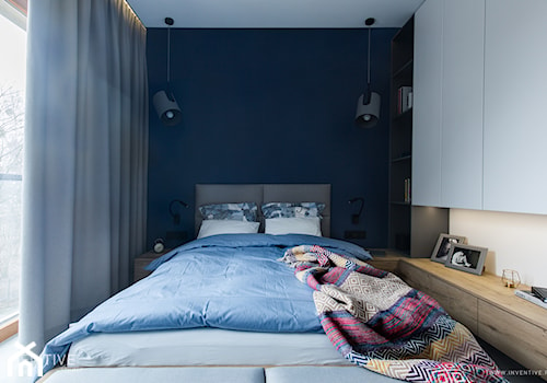ŻOLIBORZ - realizacja - Mała biała niebieska sypialnia, styl nowoczesny - zdjęcie od INVENTIVE studio