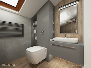 PROJEKT DOMU - Mała na poddaszu bez okna łazienka, styl nowoczesny - zdjęcie od INVENTIVE studio