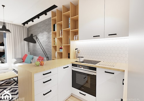 KONTRASTY - Mała otwarta z salonem biała z zabudowaną lodówką kuchnia w kształcie litery l z oknem, styl nowoczesny - zdjęcie od INVENTIVE studio