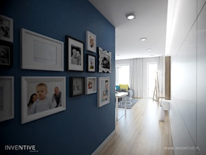 WESOŁY MINIMALIZM - Mały biały niebieski hol / przedpokój, styl minimalistyczny - zdjęcie od INVENTIVE studio