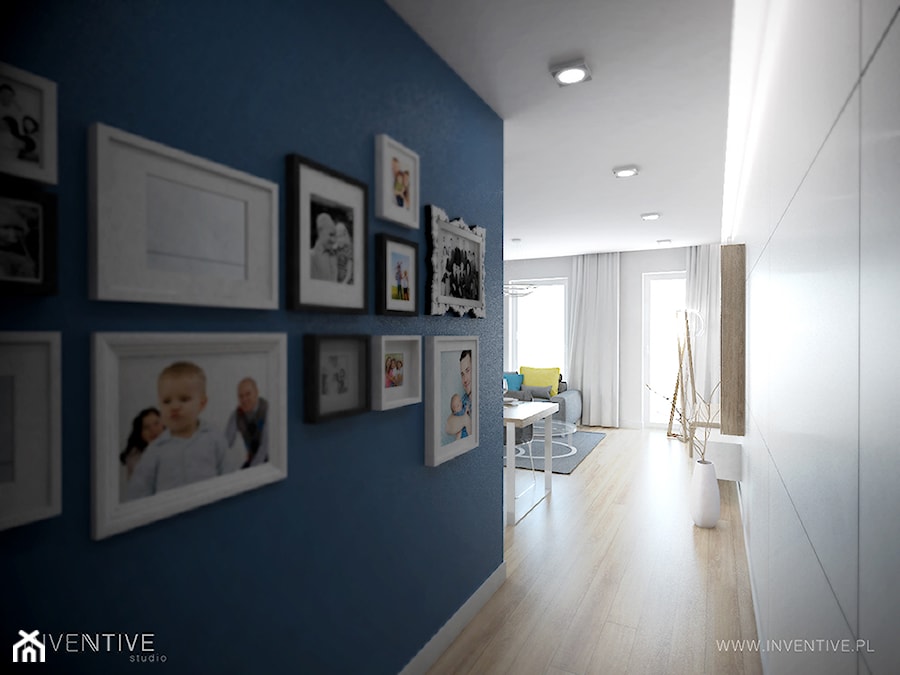 WESOŁY MINIMALIZM - Mały biały niebieski hol / przedpokój, styl minimalistyczny - zdjęcie od INVENTIVE studio