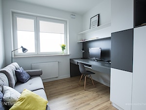 NATURALNIE NOWOCZEŚNIE - Małe w osobnym pomieszczeniu z sofą z zabudowanym biurkiem białe biuro, styl skandynawski - zdjęcie od INVENTIVE studio