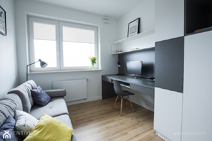 NATURALNIE NOWOCZEŚNIE - Małe w osobnym pomieszczeniu z sofą z zabudowanym biurkiem białe biuro, styl skandynawski - zdjęcie od INVENTIVE studio