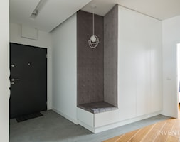 WILANÓW - realizacja - Duży biały hol / przedpokój, styl minimalistyczny - zdjęcie od INVENTIVE studio - Homebook