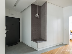 WILANÓW - realizacja - Duży biały hol / przedpokój, styl minimalistyczny - zdjęcie od INVENTIVE studio