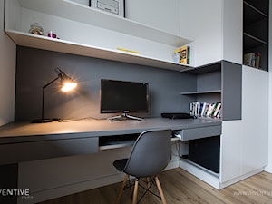 NATURALNIE NOWOCZEŚNIE - Średnie w osobnym pomieszczeniu z zabudowanym biurkiem biuro, styl skandynawski - zdjęcie od INVENTIVE studio