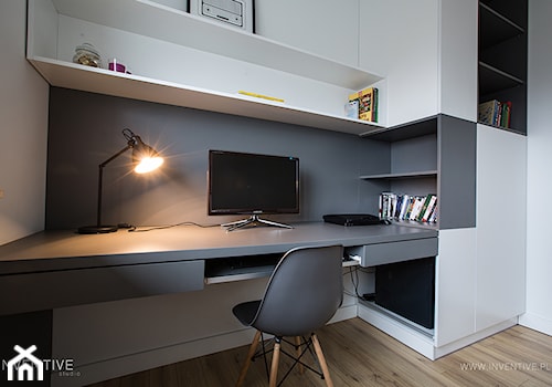 NATURALNIE NOWOCZEŚNIE - Średnie w osobnym pomieszczeniu z zabudowanym biurkiem biuro, styl skandynawski - zdjęcie od INVENTIVE studio
