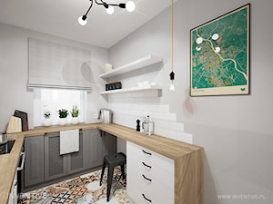 RETRO AKCENTY - Mała otwarta biała szara kuchnia w kształcie litery u z oknem, styl vintage - zdjęcie od INVENTIVE studio