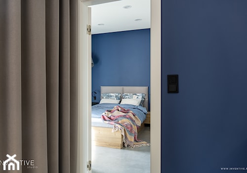 ŻOLIBORZ - realizacja - Średnia niebieska sypialnia, styl nowoczesny - zdjęcie od INVENTIVE studio